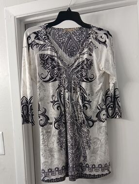 Cream & Black Ornate V-Neck Long Sleeve Top